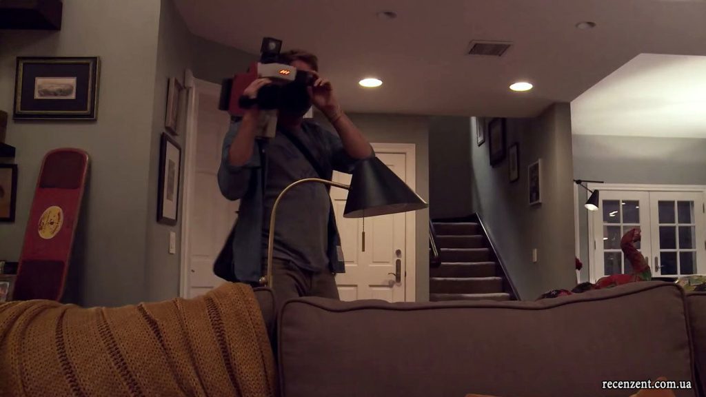 Обзор фильма Паранормальное явление 5: Призрачный мир (Paranormal Activity: The Ghost Dimension). Год: 2015 Страна: США Режиссёр: Грегори Плоткин В главных ролях: Крис Дж. Мюррэй, Бриттани Шоу, Айви Джордж, Дэн Гилл, Оливия Тейлор Дадли, Хлоя Ксенджери, Джесика Браун, Дон МакМанус, Майкл Кравич, Халли Фут Жанр: Ужасы Бюджет: н.д. Продолжительность: 1 час 28 минут IMDb: 4.5. Рецензент (recenzent.com.ua)