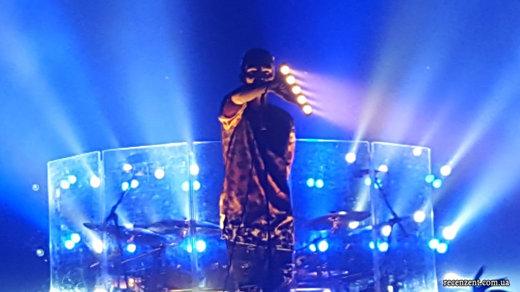 Обзор концерта Tokio Hotel в Киеве! Фото с киевского концерта, видео, отзывы, впечатления. Фотографии с концерта Tokio Hotel в высоком качестве. Билл Каулитц.