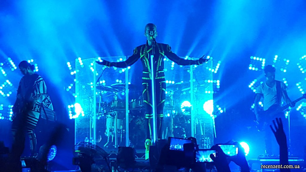 Обзор концерта Tokio Hotel в Киеве! Фото с киевского концерта, видео, отзывы, впечатления. Фотографии с концерта Tokio Hotel в высоком качестве. Билл Каулитц.