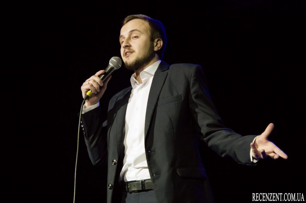 Stand Up на Большой сцене. Участники: Паша Евчук, Денис Кораблев, Андрей Колмачевский, Слава Юшков, Сергей Демченко, Егор Романенко, Денис Сорока, Паша Остриков, Фима Константиновский, Леша Ральников, Наташа Гарипова, Андрей Щегель, Никита Шевчук, Денис Дума, Сергей Детков, Данил Белый