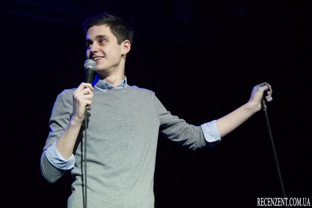 Stand Up на Большой сцене. Участники: Паша Евчук, Денис Кораблев, Андрей Колмачевский, Слава Юшков, Сергей Демченко, Егор Романенко, Денис Сорока, Паша Остриков, Фима Константиновский, Леша Ральников, Наташа Гарипова, Андрей Щегель, Никита Шевчук, Денис Дума, Сергей Детков, Данил Белый