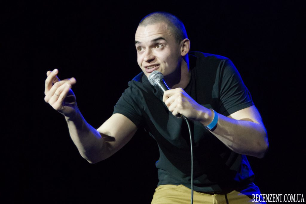 Stand Up на Большой сцене. Участники: Паша Евчук, Денис Кораблев, Андрей Колмачевский, Слава Юшков, Сергей Демченко, Егор Романенко, Денис Сорока, Паша Остриков, Фима Константиновский, Леша Ральников, Наташа Гарипова, Андрей Щегель, Никита Шевчук, Денис Дума, Сергей Детков, Данил Белый