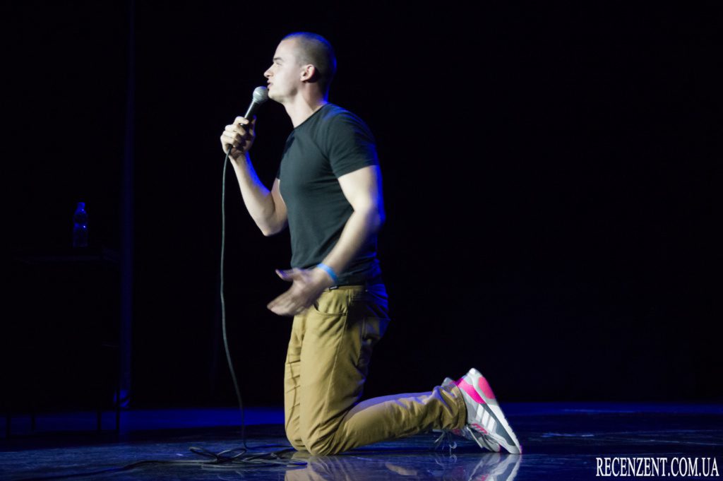 Stand Up на Большой сцене. Участники: Паша Евчук, Денис Кораблев, Андрей Колмачевский, Слава Юшков, Сергей Демченко, Егор Романенко, Денис Сорока, Паша Остриков, Фима Константиновский, Леша Ральников, Наташа Гарипова, Андрей Щегель, Никита Шевчук, Денис Дума, Сергей Детков, Данил Белый